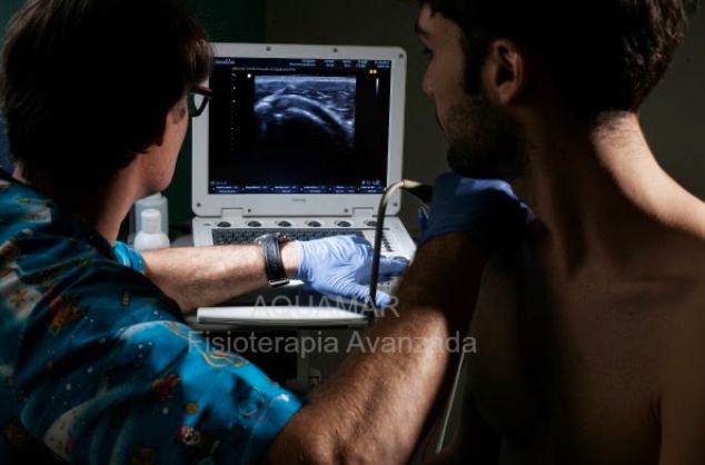 Raúl Mas realizando una valoración ecográfica en fisioterapia