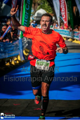 Gregorio Batista cruzando la linea de meta en la Bluetrail 2013